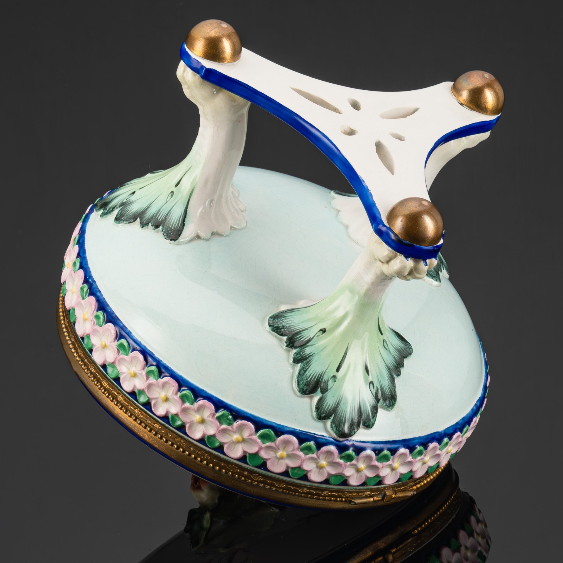 Шкатулка (бонбоньерка, конфетница с крышкой) в стиле эпохи Грюндерцайт, на трех львиных лапах, с крышкой, украшенной цветами и хватком в виде груши