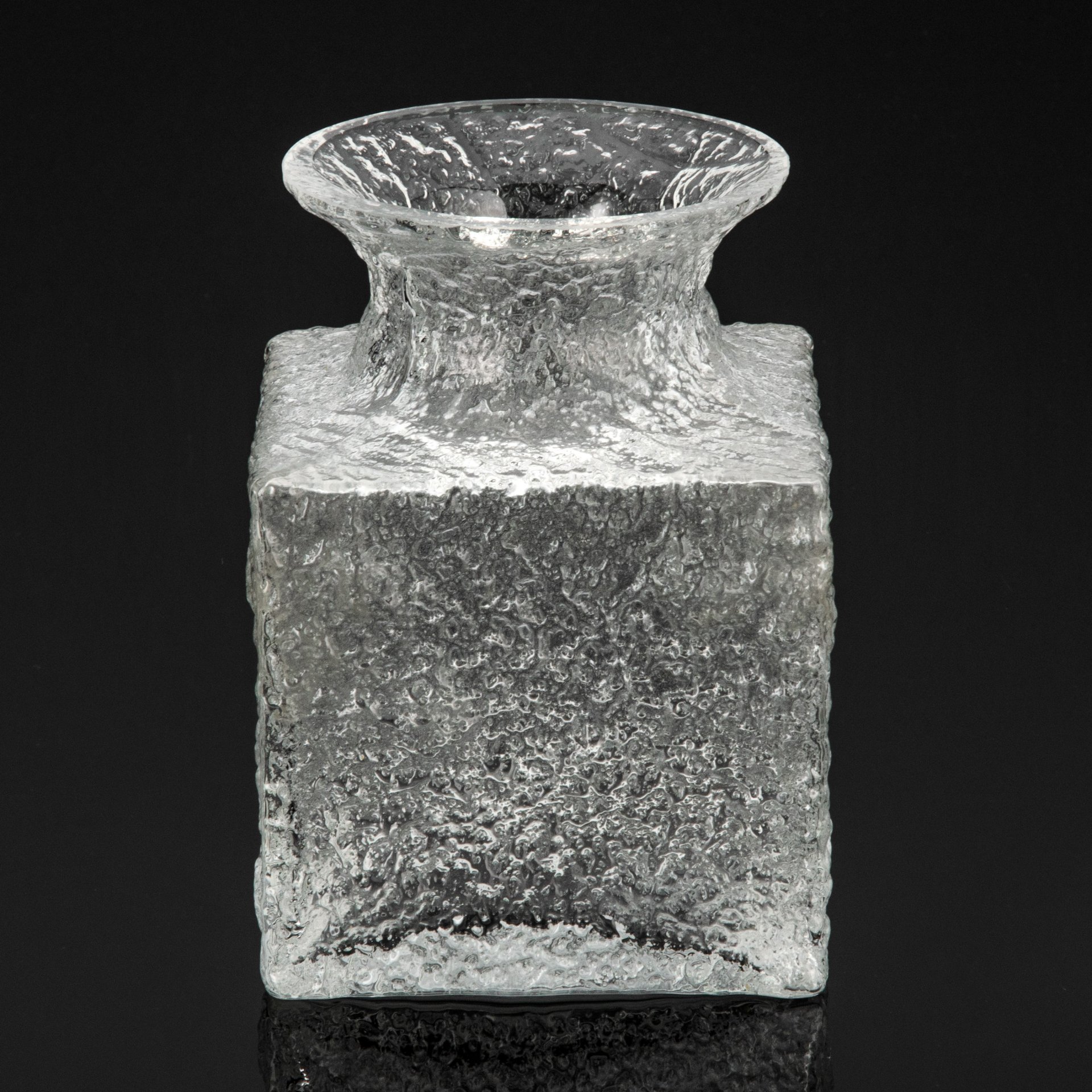 Ваза "Крокус", дизайнер Тимо Тапани Сарпанева (Timo Tapani Sarpaneva), Iittala