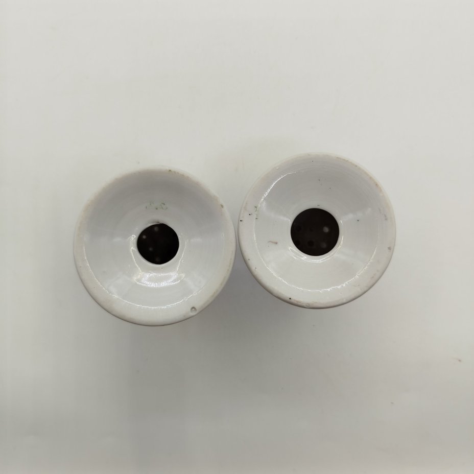 Набор из двух солонок с растительным декором