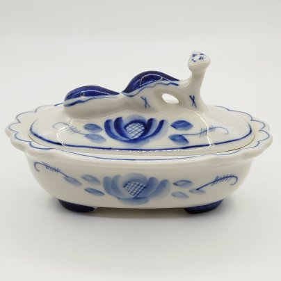 Шкатулка, украшенная цветочным орнаментом и декором на крышке в виде норки