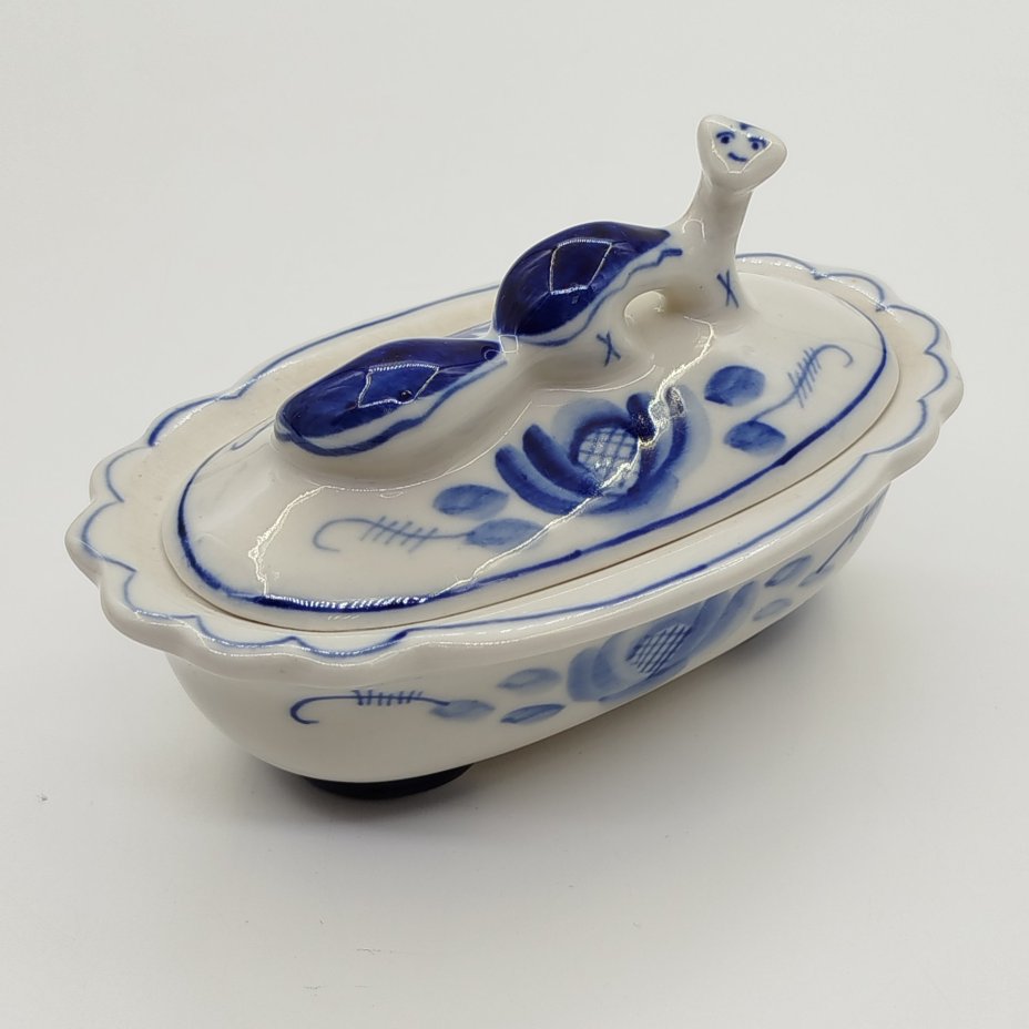 Шкатулка, украшенная цветочным орнаментом и декором на крышке в виде норки