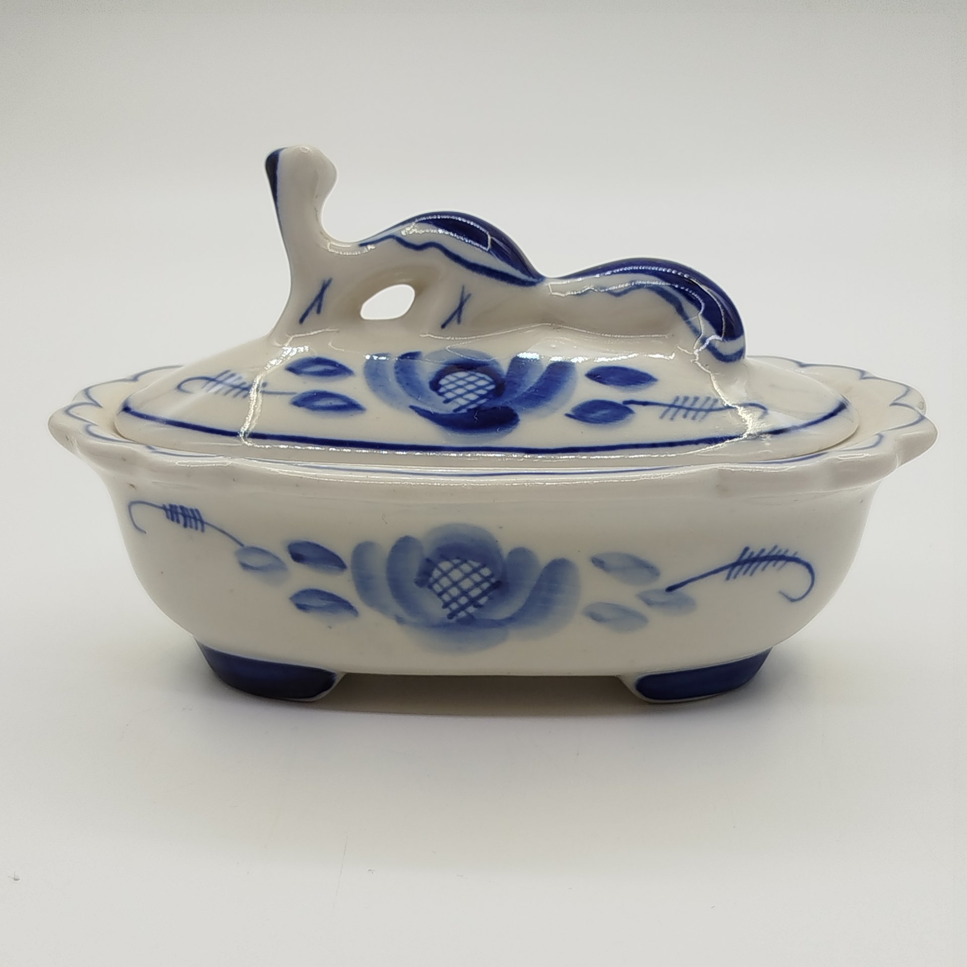 Шкатулка, украшенная цветочным орнаментом и декором на крышке в виде норки