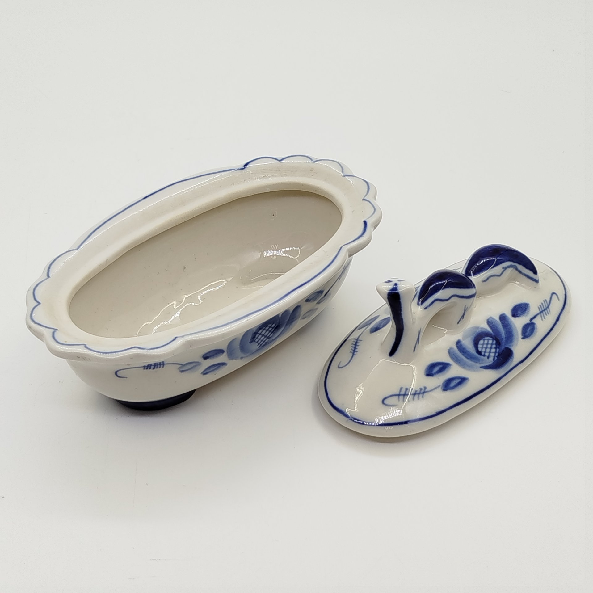 Шкатулка, украшенная цветочным орнаментом и декором на крышке в виде норки