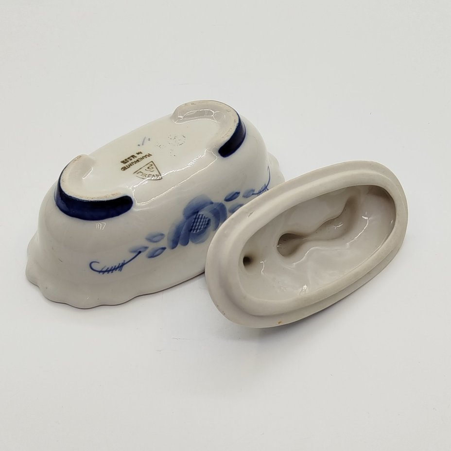 Шкатулка, украшенная цветочным орнаментом и декором на крышке в виде норки