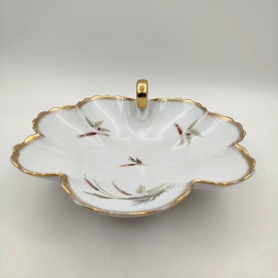 Блюдо сервировочное в форме листа, украшенное колосьями, Cerabel Porcelain de Baudour, Cerabel Porcelaine de Baldour, фарфор, деколь, золочение, Бельгия, 1934-1977 гг.