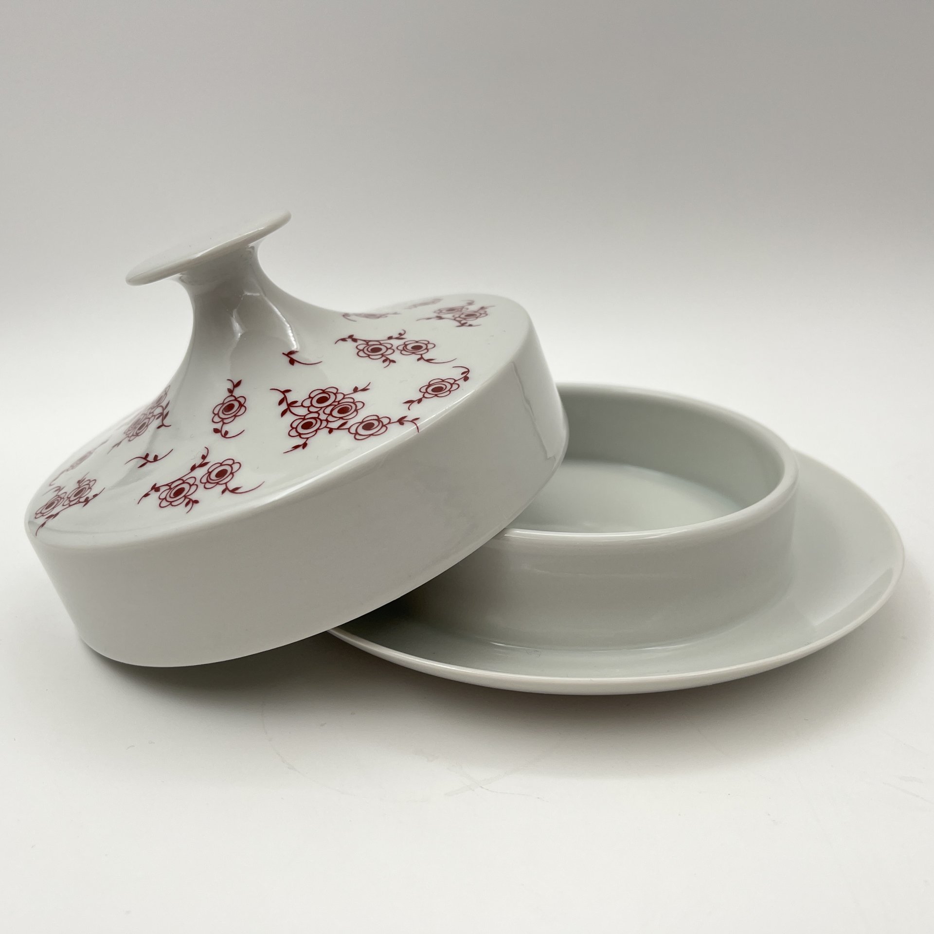 Маслёнка, украшенная цветочным декором, фарфор, деколь, Lichte Porzellan (Лихте), ГДР, 1966-1985 гг.