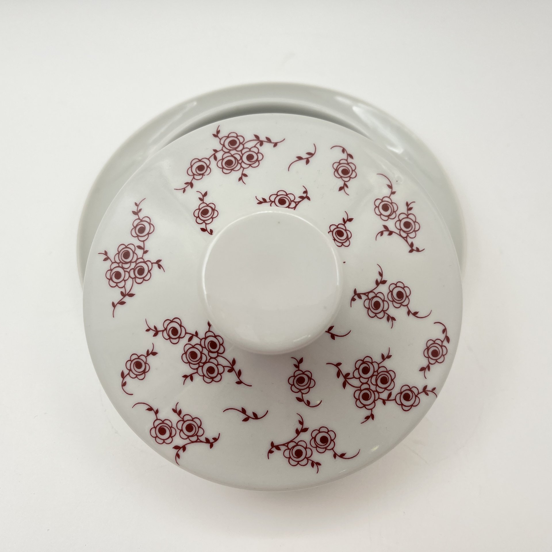 Маслёнка, украшенная цветочным декором, фарфор, деколь, Lichte Porzellan (Лихте), ГДР, 1966-1985 гг.