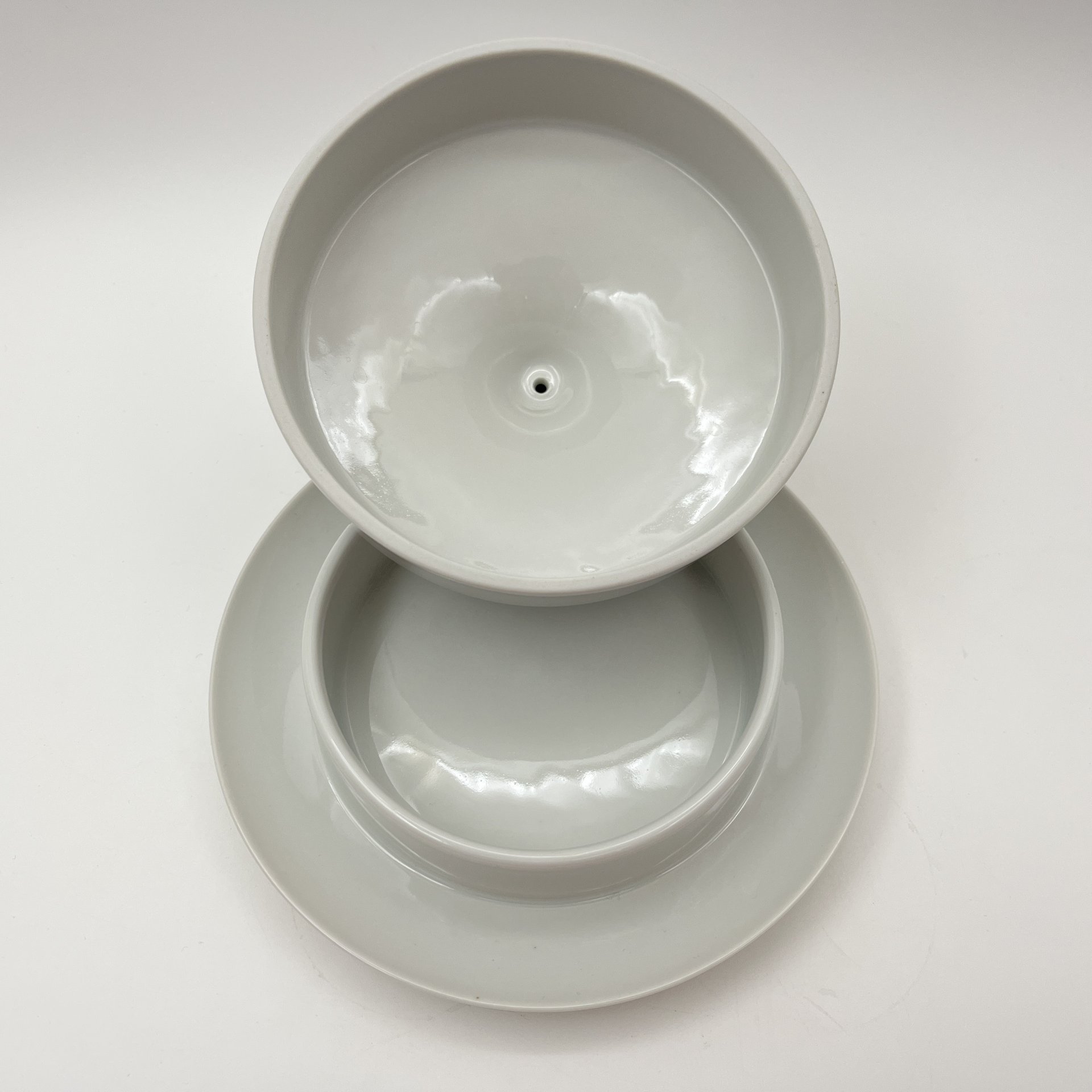 Маслёнка, украшенная цветочным декором, фарфор, деколь, Lichte Porzellan (Лихте), ГДР, 1966-1985 гг.