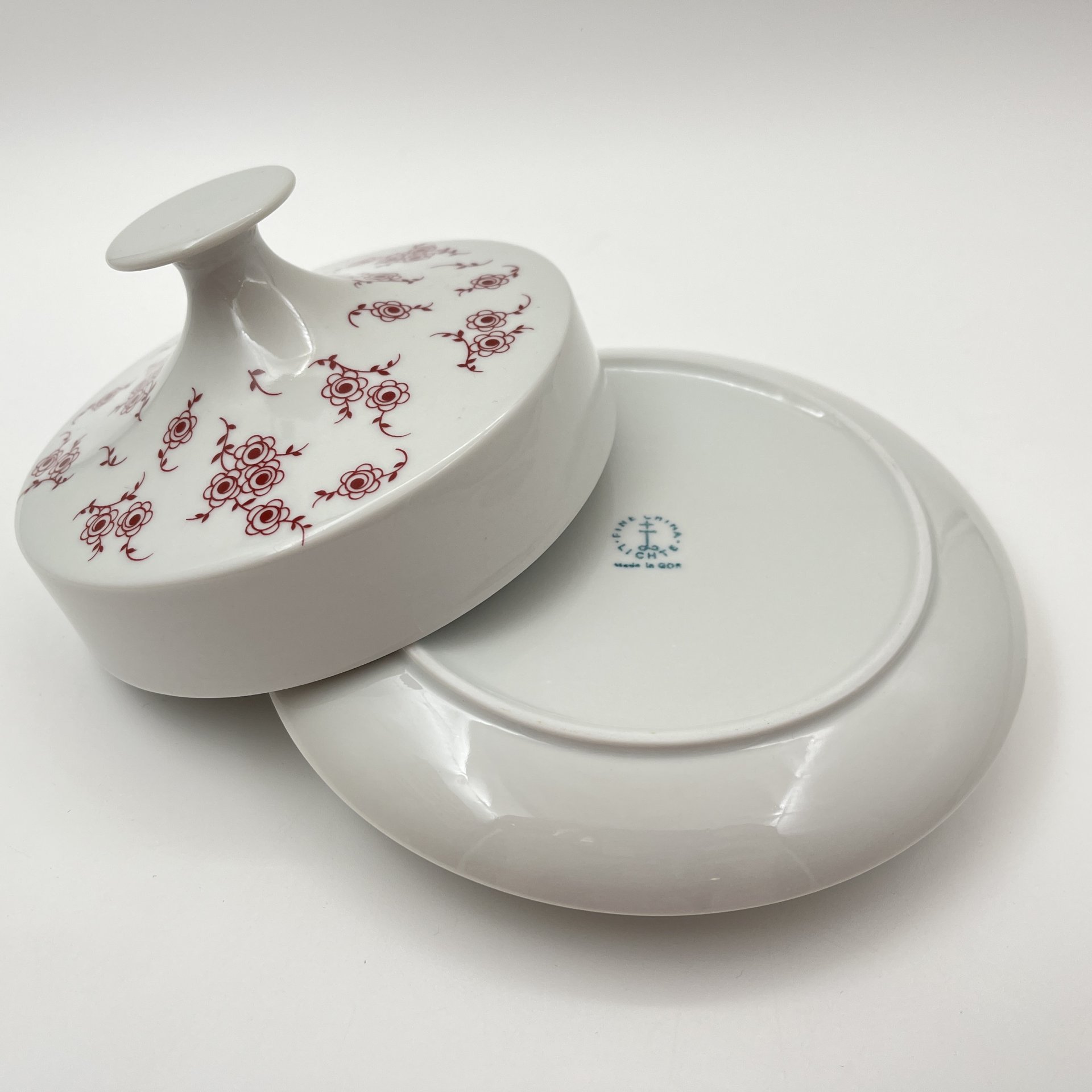 Маслёнка, украшенная цветочным декором, фарфор, деколь, Lichte Porzellan (Лихте), ГДР, 1966-1985 гг.