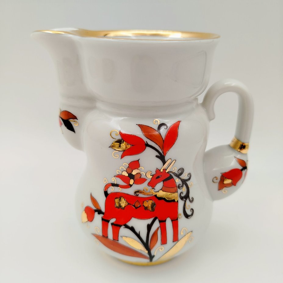 Кофейник фигурной формы в бело-малиновой гамме с орнаментальной окантовкой