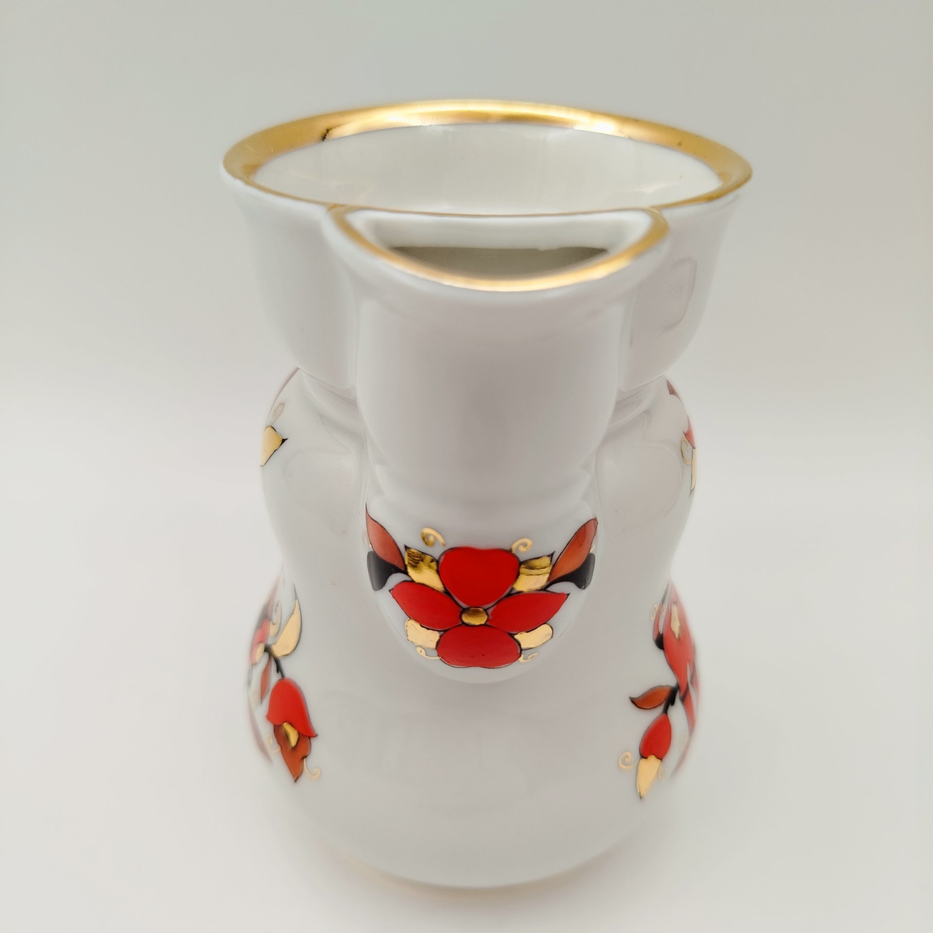 Кофейник фигурной формы в бело-малиновой гамме с орнаментальной окантовкой