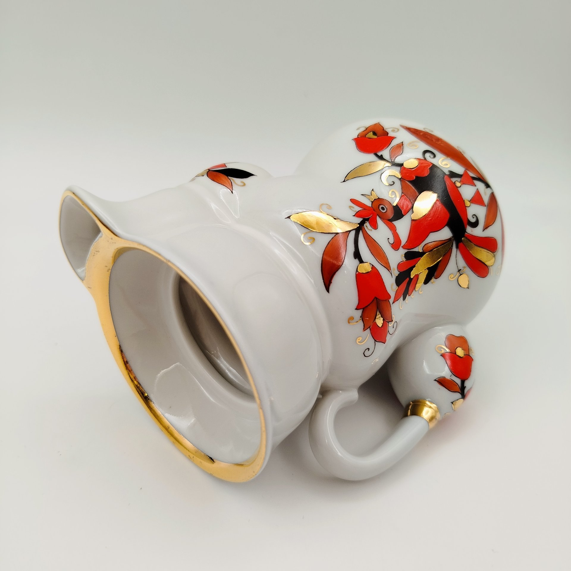 Кофейник фигурной формы в бело-малиновой гамме с орнаментальной окантовкой