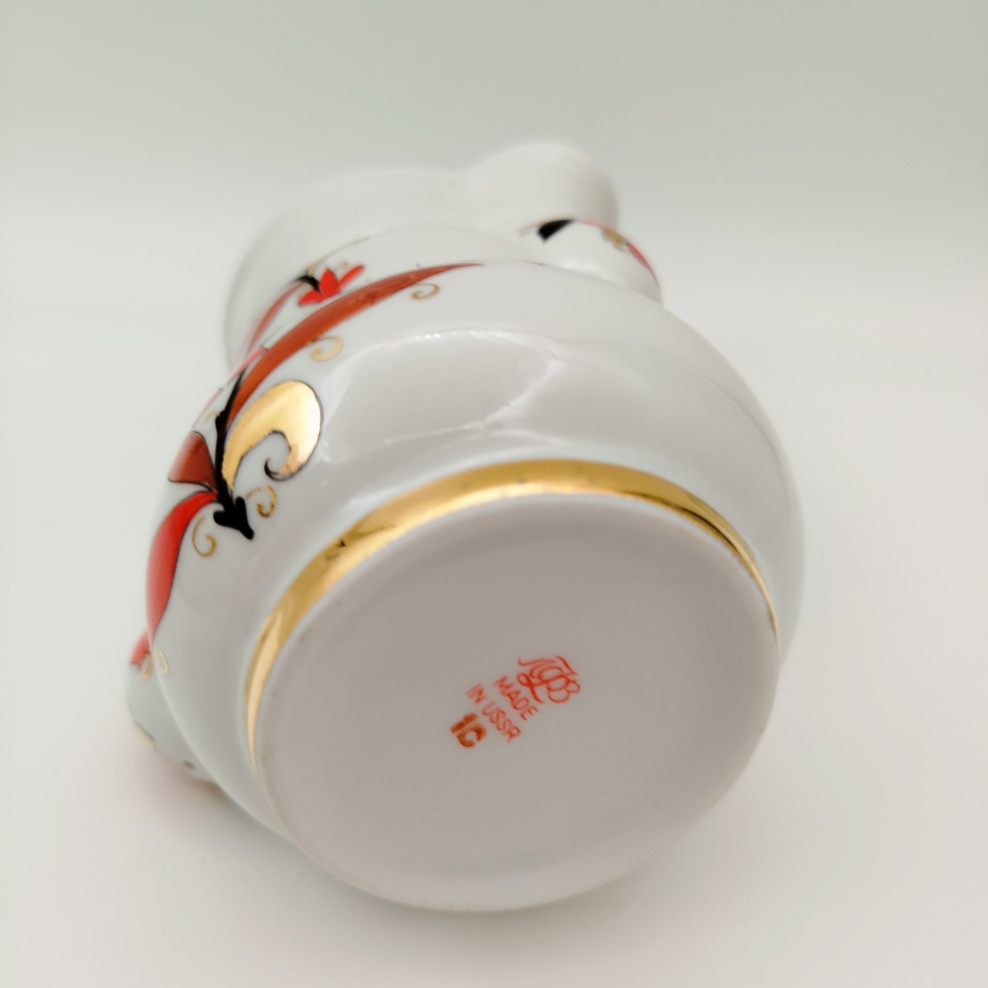 Кофейник фигурной формы в бело-малиновой гамме с орнаментальной окантовкой