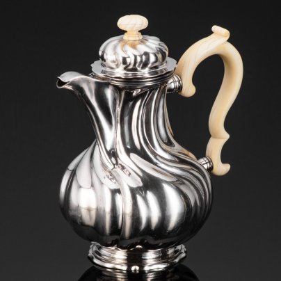 Чайник (кофейник), фирма H. Mau. Dresden (Якоб Вильгельм Генрих Мау)