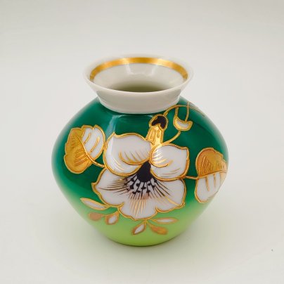 Вазочка миниатюрная с цветочным декором на зеленом фоне, фарфор, аэрография, золочение, Wallendorf, Германия, 1963-1990 гг.