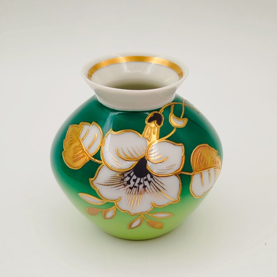Вазочка миниатюрная с цветочным декором на зеленом фоне, фарфор, аэрография, золочение, Wallendorf, Германия, 1963-1990 гг.