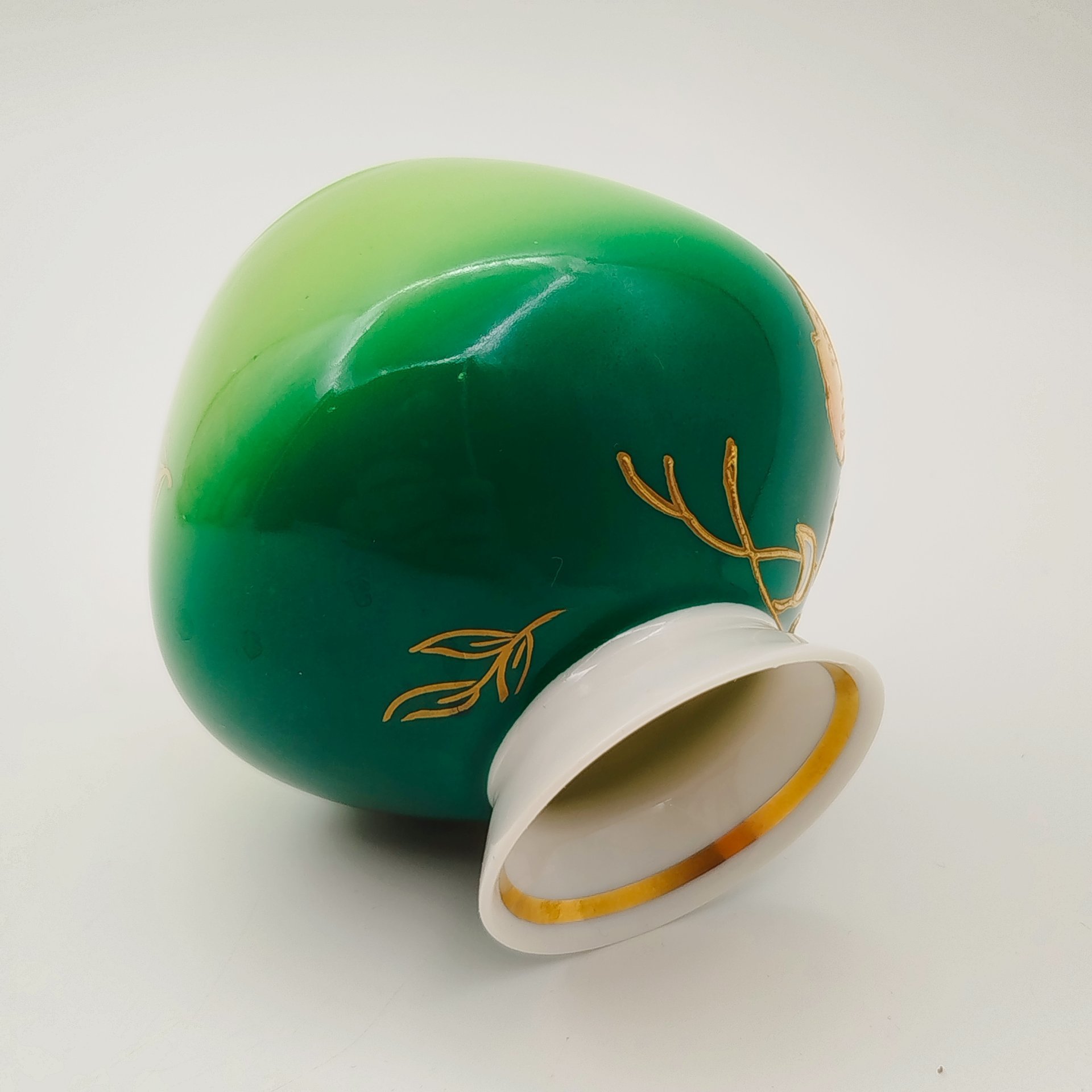 Вазочка миниатюрная с цветочным декором на зеленом фоне, фарфор, аэрография, золочение, Wallendorf, Германия, 1963-1990 гг.