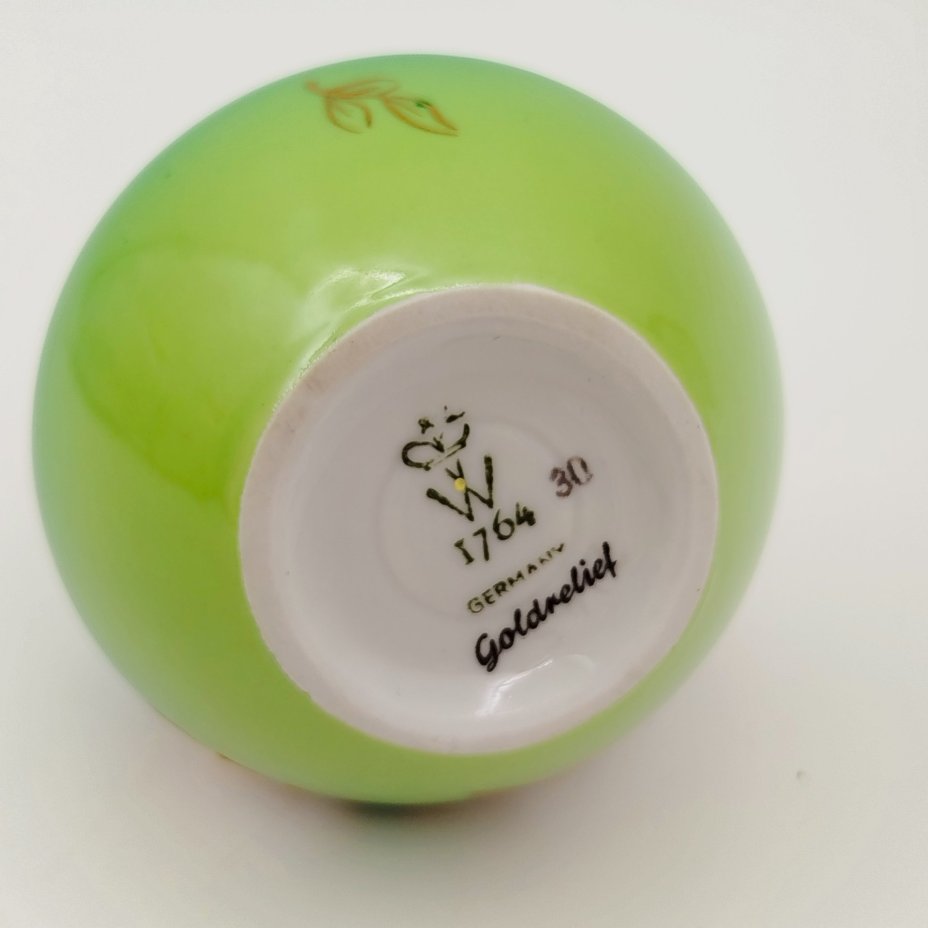 Вазочка миниатюрная с цветочным декором на зеленом фоне, фарфор, аэрография, золочение, Wallendorf, Германия, 1963-1990 гг.