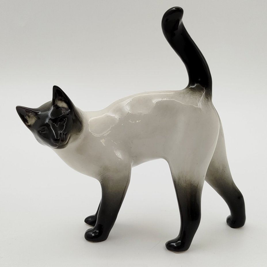 Статуэтка "Сиамская кошка", скульптор И.И. Ризнич, фарфор, роспись, Ленинградский фарфоровый завод (ЛФЗ), СССР, 1970-1991 гг.