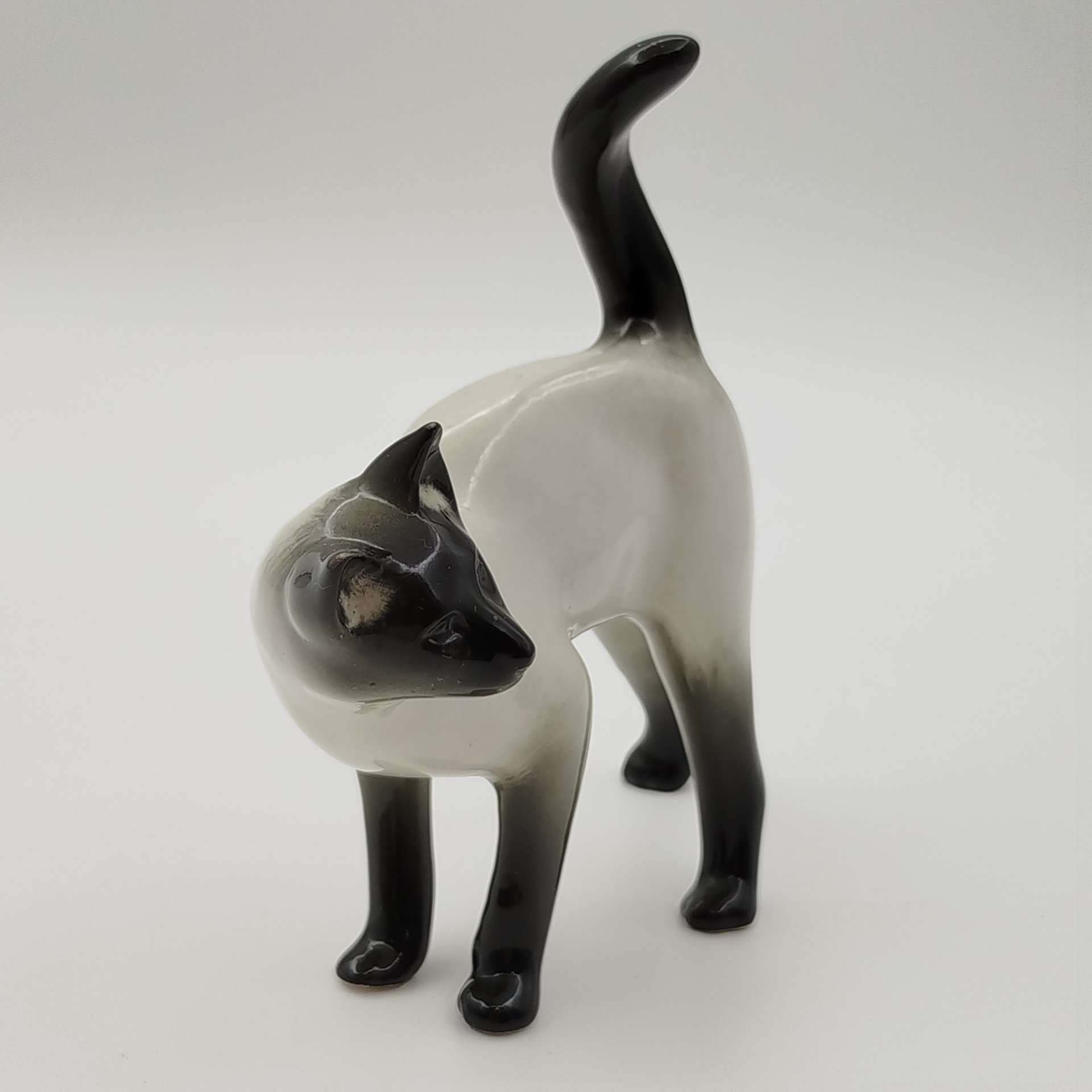 Статуэтка "Сиамская кошка", скульптор И.И. Ризнич, фарфор, роспись, Ленинградский фарфоровый завод (ЛФЗ), СССР, 1970-1991 гг.