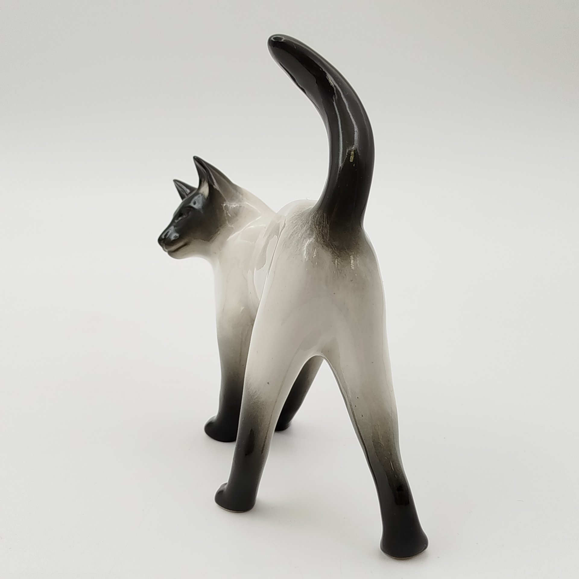 Статуэтка "Сиамская кошка", скульптор И.И. Ризнич, фарфор, роспись, Ленинградский фарфоровый завод (ЛФЗ), СССР, 1970-1991 гг.