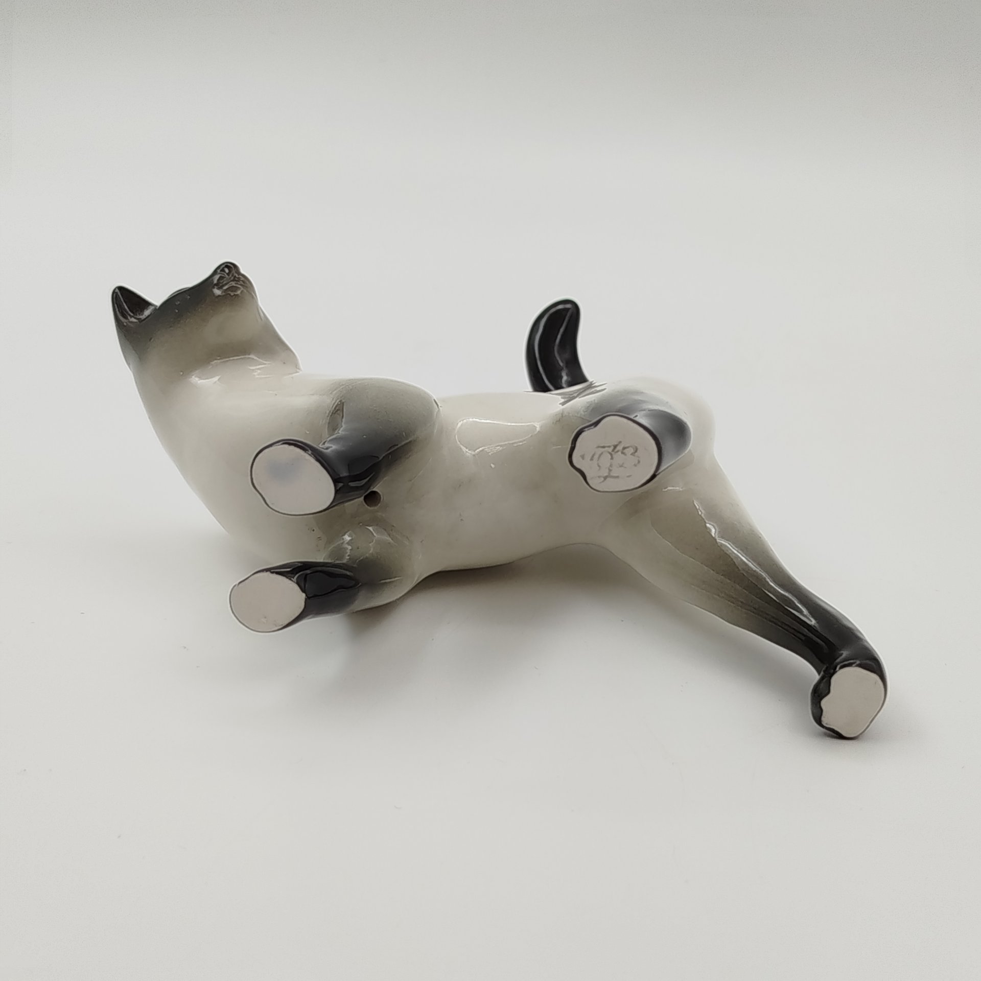 Статуэтка "Сиамская кошка", скульптор И.И. Ризнич, фарфор, роспись, Ленинградский фарфоровый завод (ЛФЗ), СССР, 1970-1991 гг.