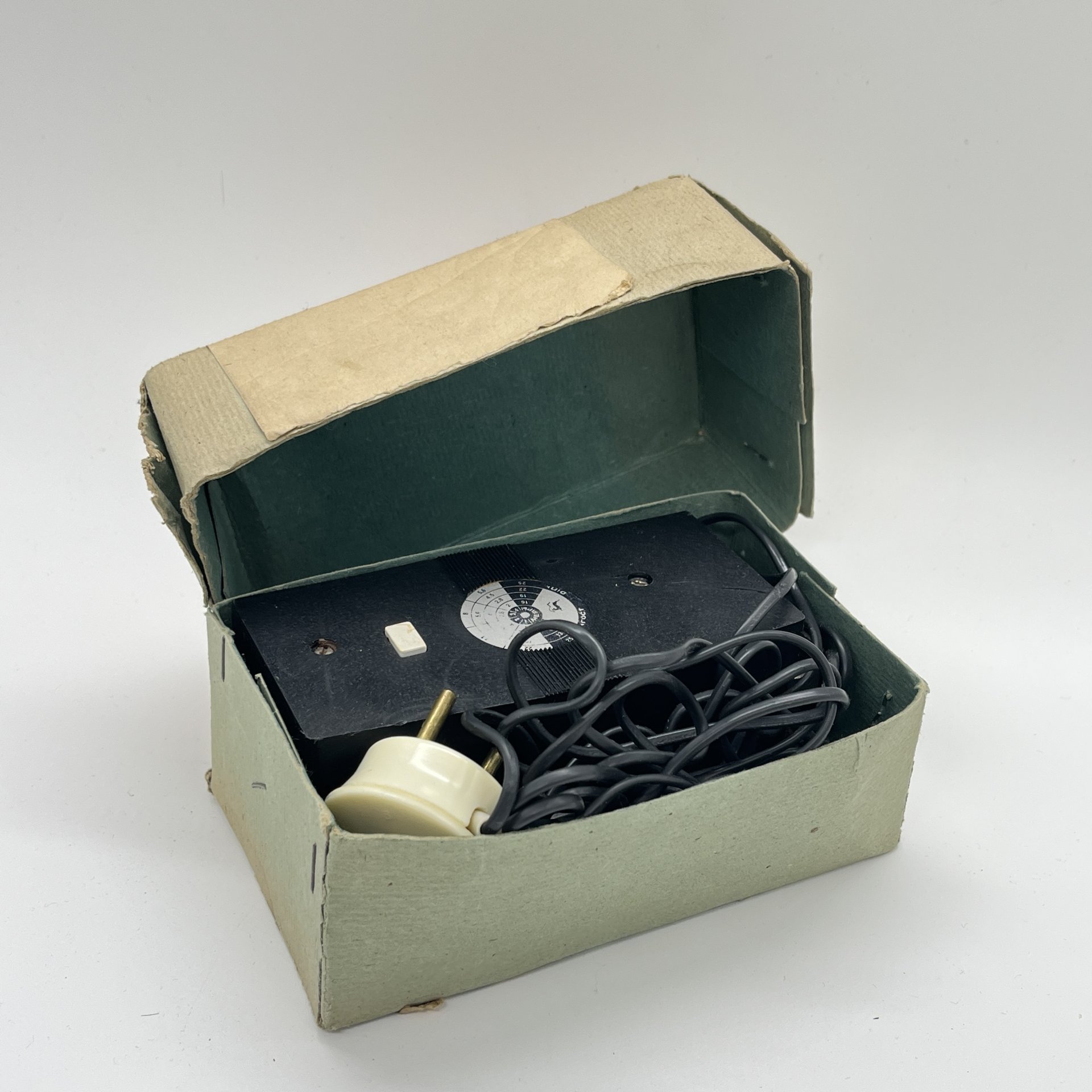 Сетевая электронная фотовспышка в оригинальной коробке СЭФ-2, пластик, картон, печать, СССР, 1974 г.