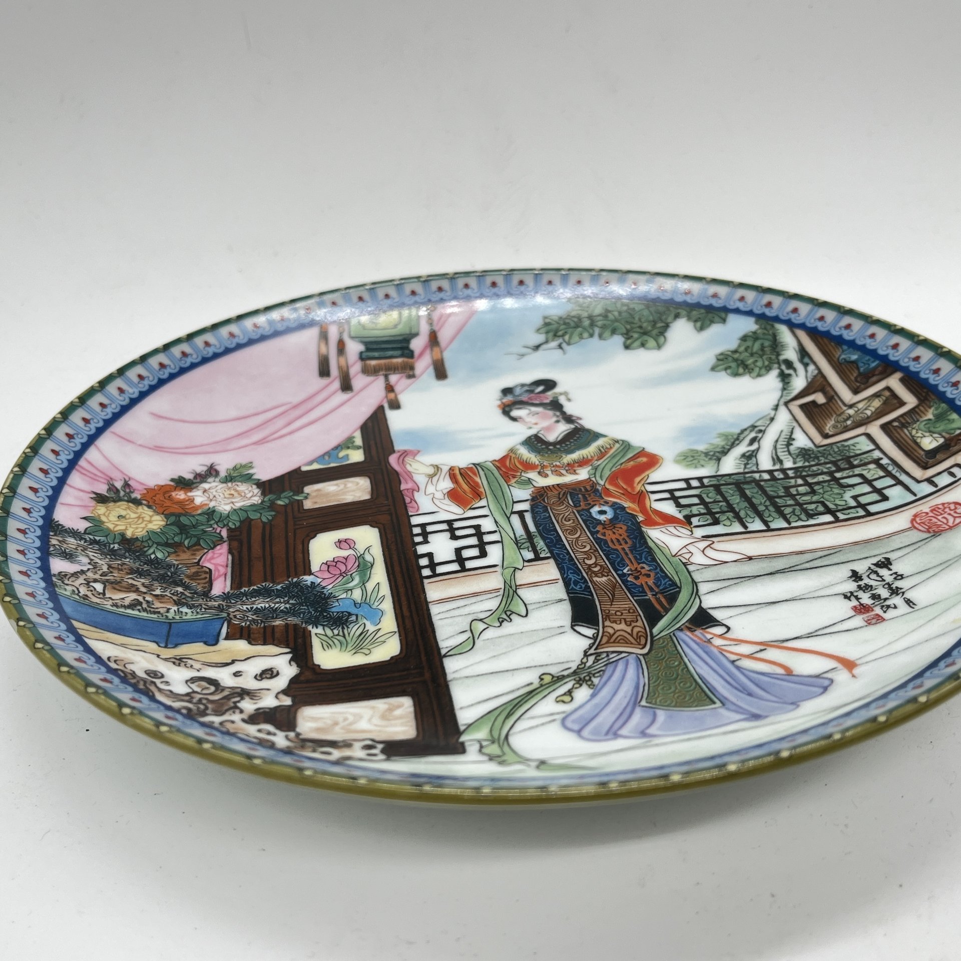 Тарелка декоративная "Хси Фэнг (Ван Сифэн). Пышный Феникс" из серии "Красавицы Красного Дворца", Imperial Jingdezhen Porcelain, фарфор, деколь, Китай, 1986 г.