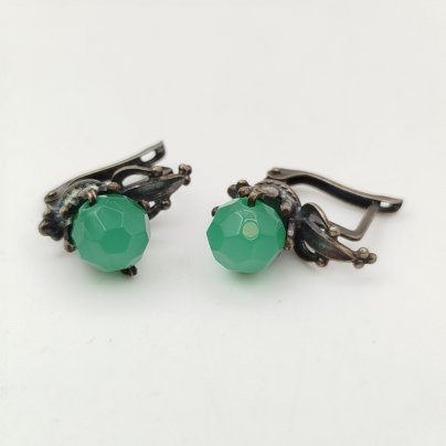 Серьги со вставками зеленого цвета