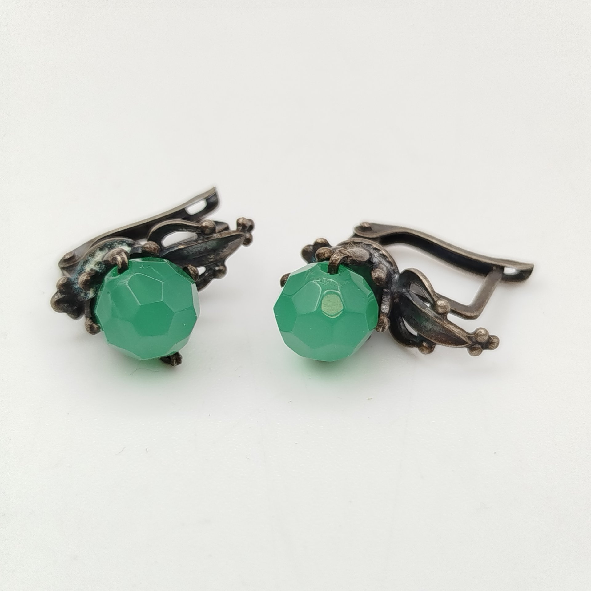 Серьги со вставками зеленого цвета
