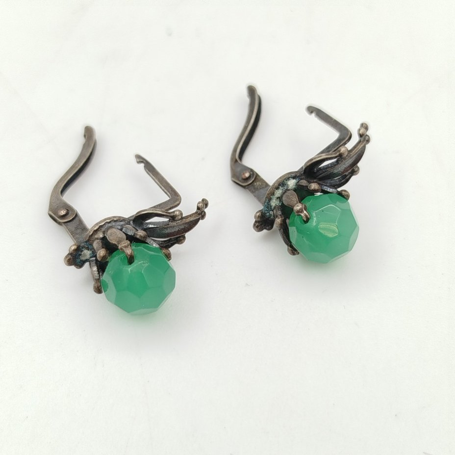 Серьги со вставками зеленого цвета