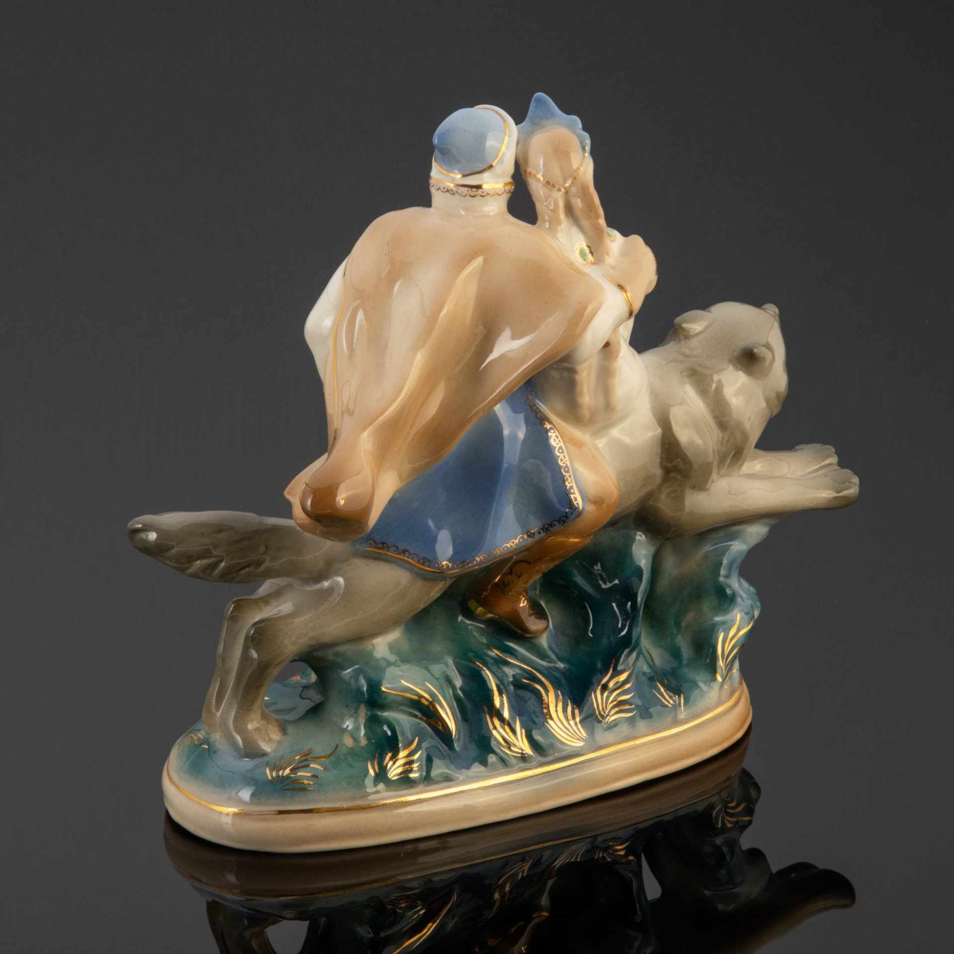 Статуэтка "Иван-царевич и Елена Прекрасная на сером волке", скульптор Л. П. Азарова, Турыгинский фарфоровый завод артели «Художественная керамика» (Гжель)