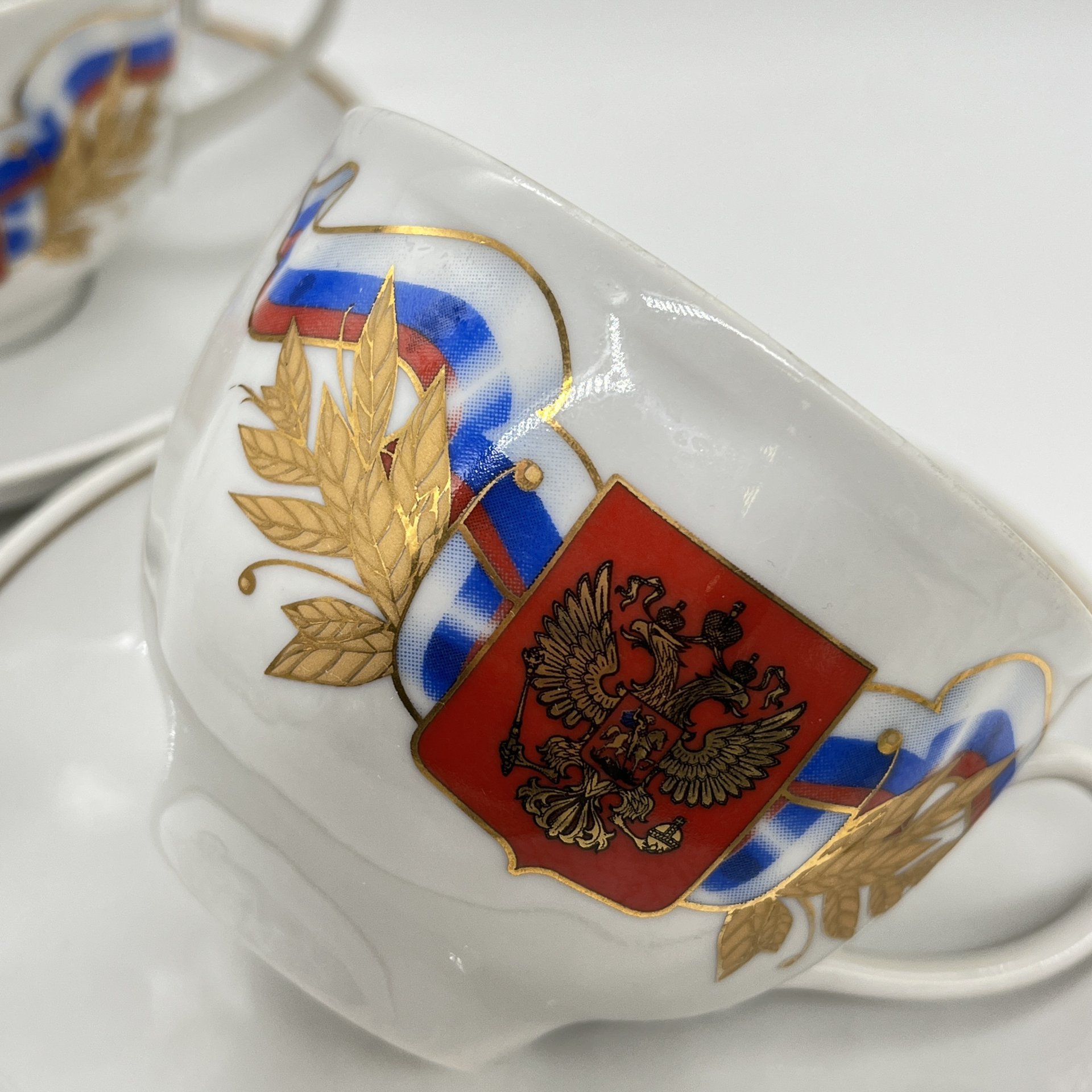 Две чайные пары с изображением герба Российской Федерации, фарфор, деколь, золочение, Дулевский фарфоровый завод (Дулёво), Россия, 1991-2010 гг.