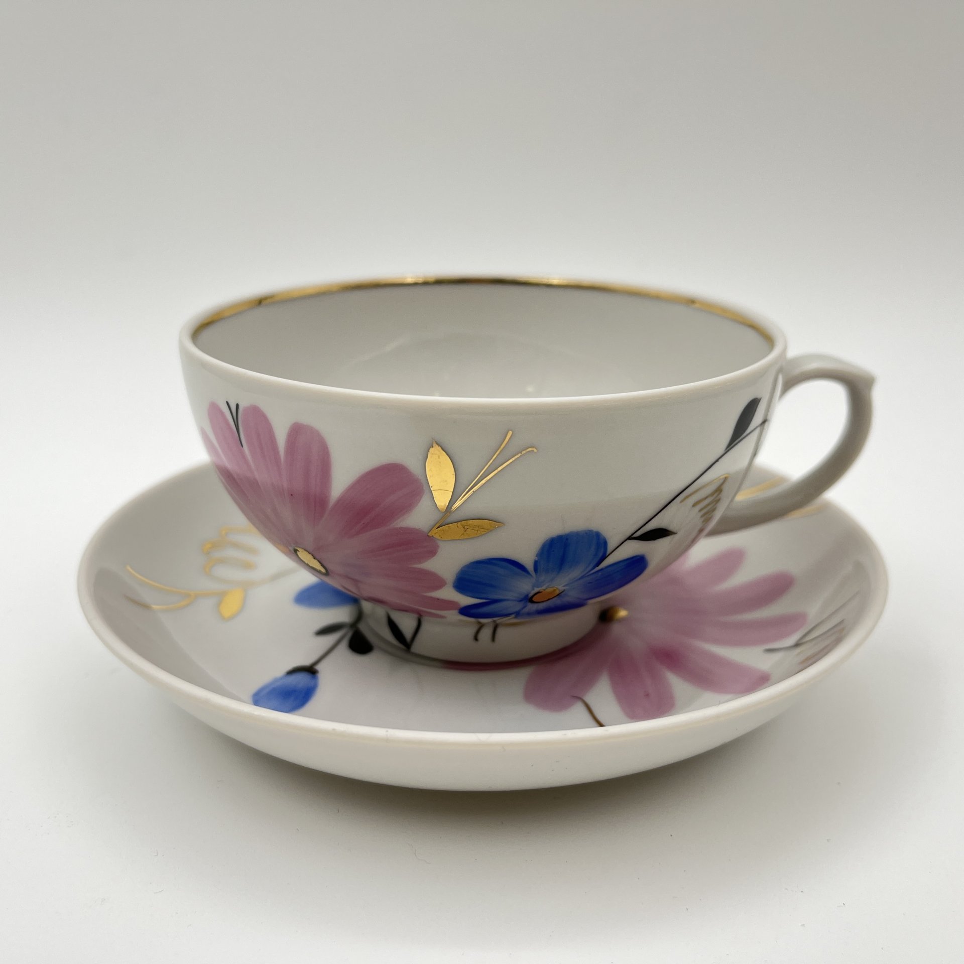 Пара чайная с цветочным декором в виде астр, фарфор, роспись, золочение, Дулевский фарфоровый завод (Дулёво), СССР, 1968-1991 гг.