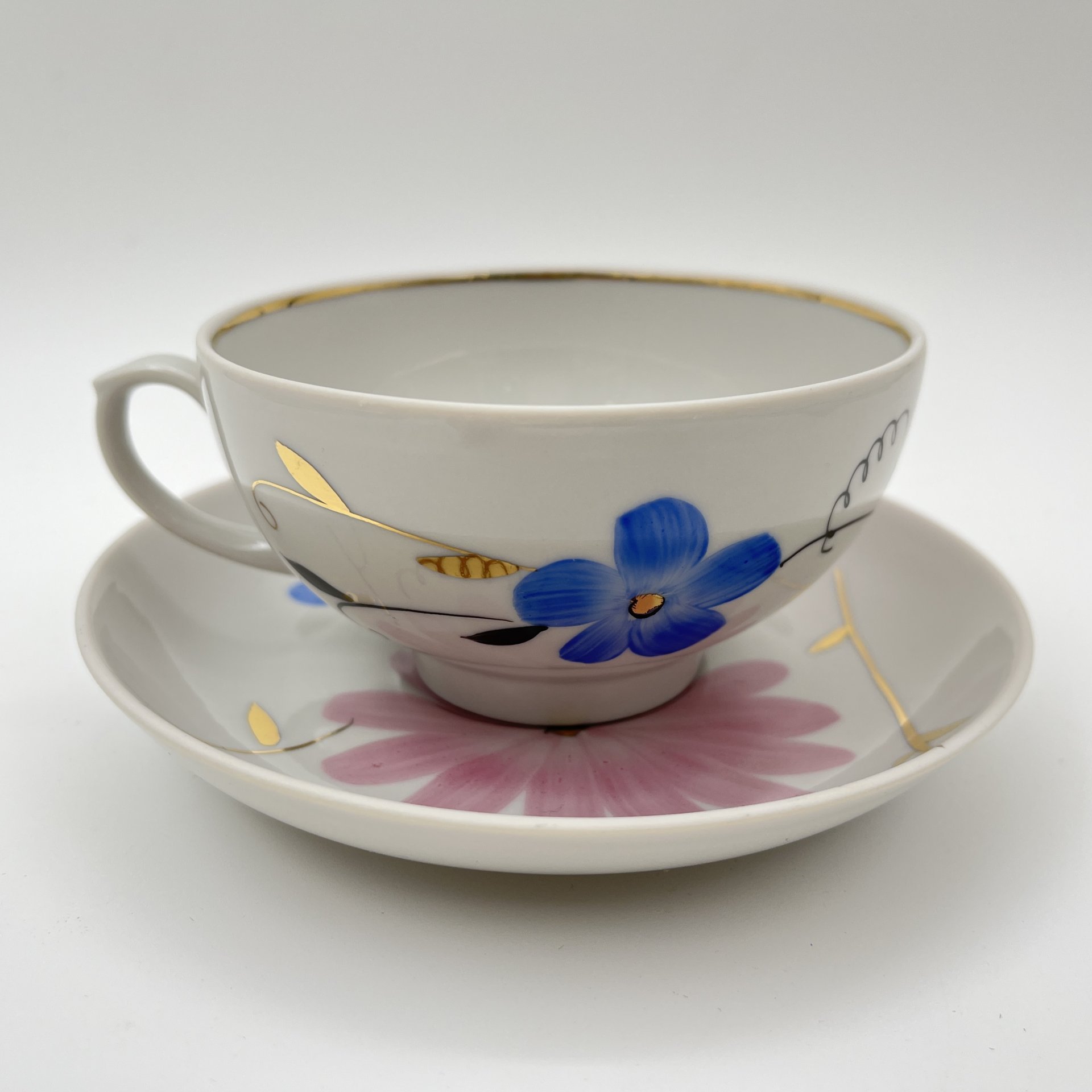 Пара чайная с цветочным декором в виде астр, фарфор, роспись, золочение, Дулевский фарфоровый завод (Дулёво), СССР, 1968-1991 гг.