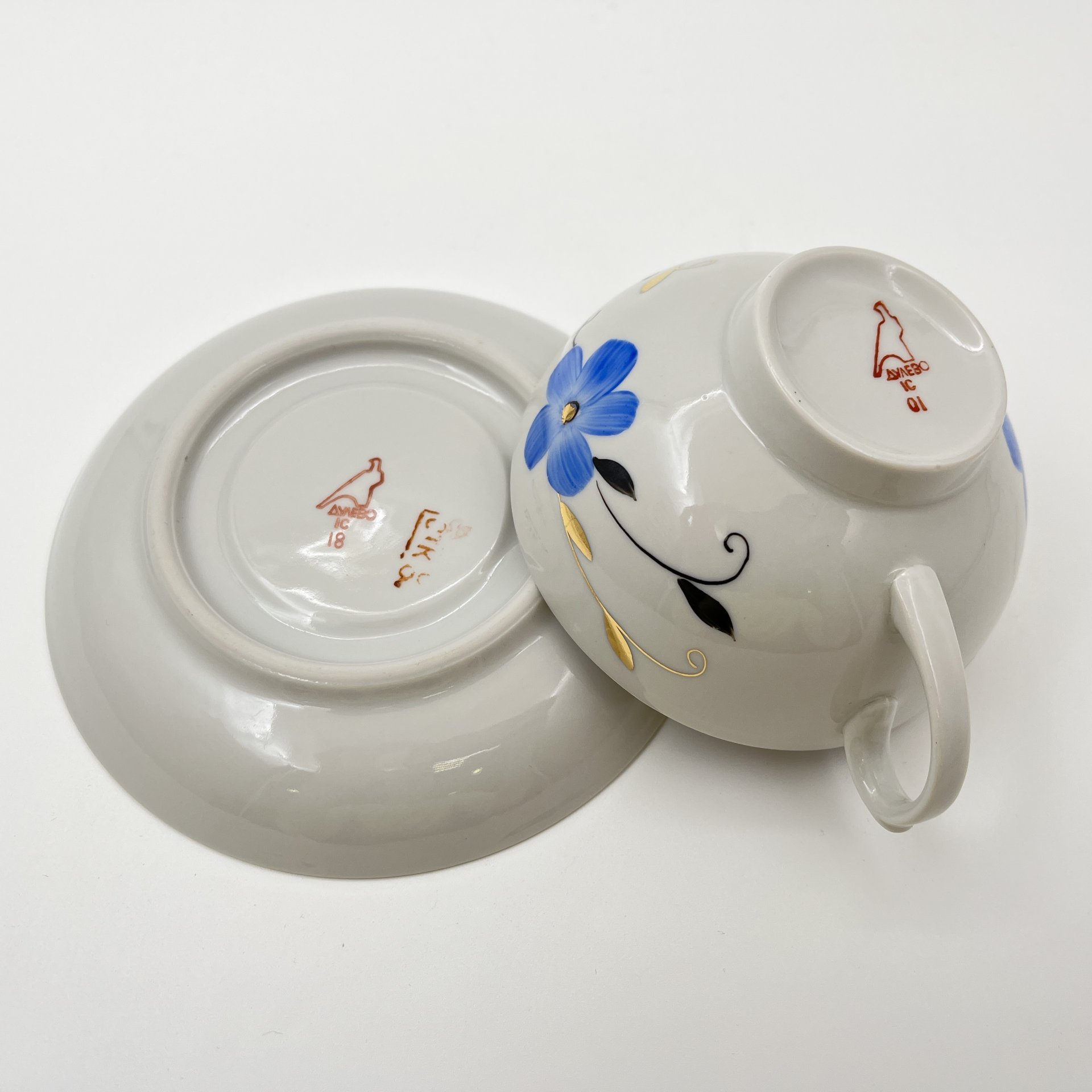 Пара чайная с цветочным декором в виде астр, фарфор, роспись, золочение, Дулевский фарфоровый завод (Дулёво), СССР, 1968-1991 гг.