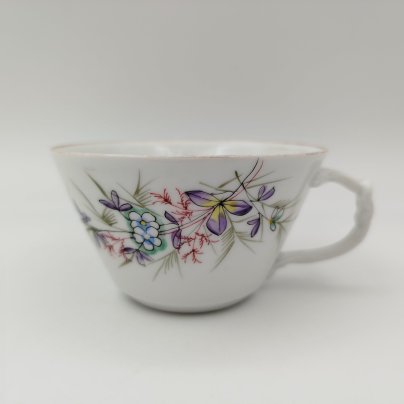 Чашка чайная с фигурной ручкой и нежным цветочным декором, фарфор, роспись, золочение, Товарищество М.С. Кузнецова в Дулёво, Российская империя, 1864-1889 гг.