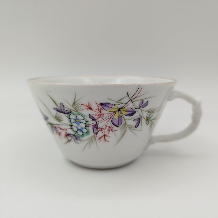 Чашка чайная с фигурной ручкой и нежным цветочным декором, фарфор, роспись, золочение, Товарищество М.С. Кузнецова в Дулёво, Российская империя, 1864-1889 гг.