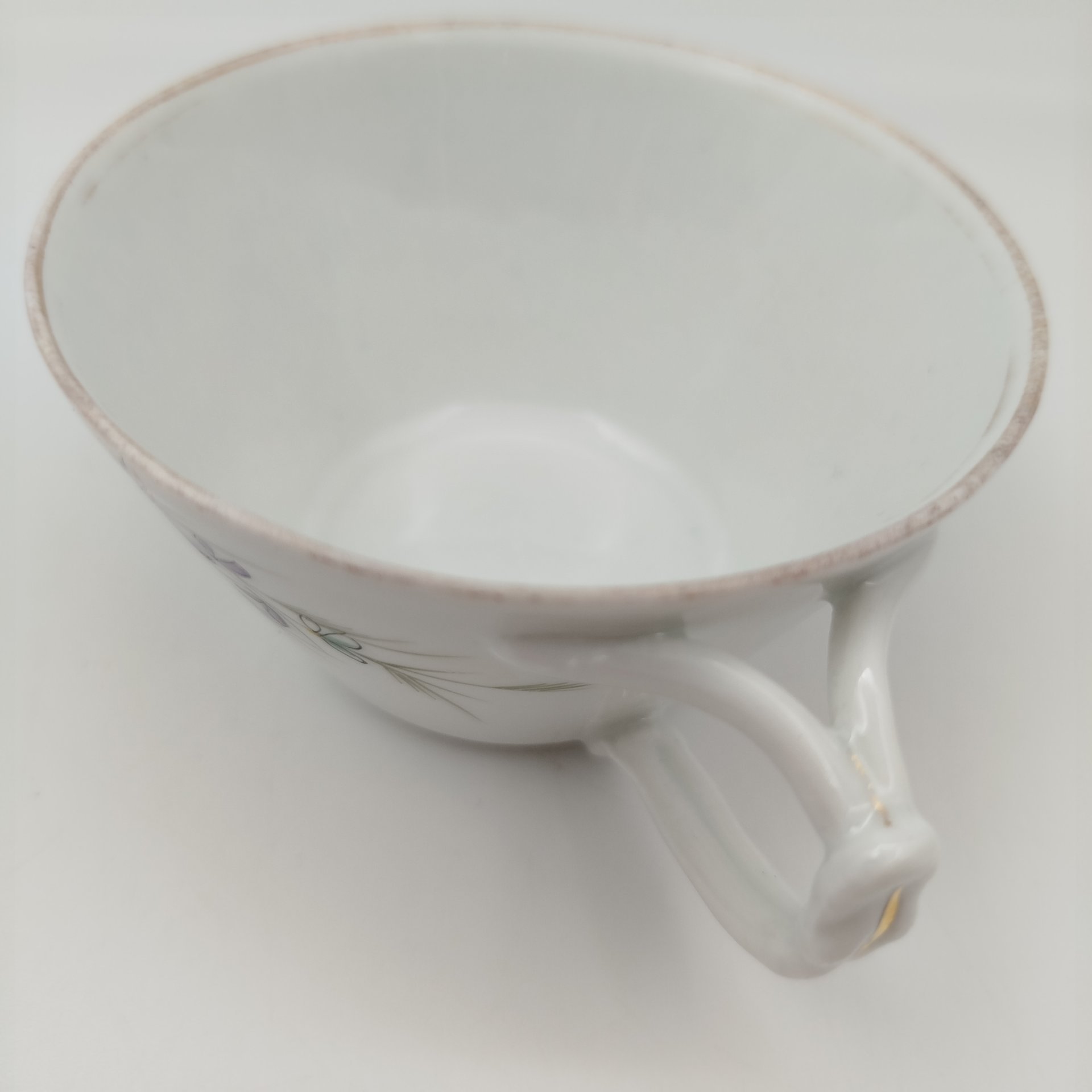 Чашка чайная с фигурной ручкой и нежным цветочным декором, фарфор, роспись, золочение, Товарищество М.С. Кузнецова в Дулёво, Российская империя, 1864-1889 гг.