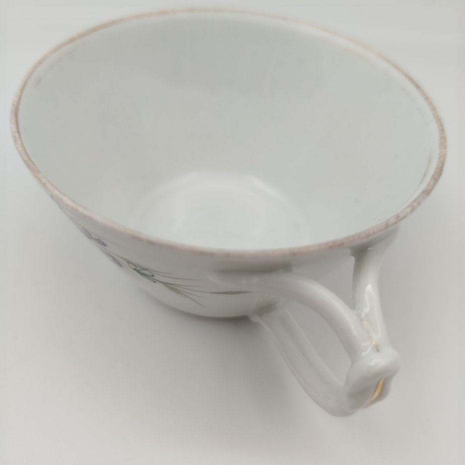 Чашка чайная с фигурной ручкой и нежным цветочным декором, фарфор, роспись, золочение, Товарищество М.С. Кузнецова в Дулёво, Российская империя, 1864-1889 гг.