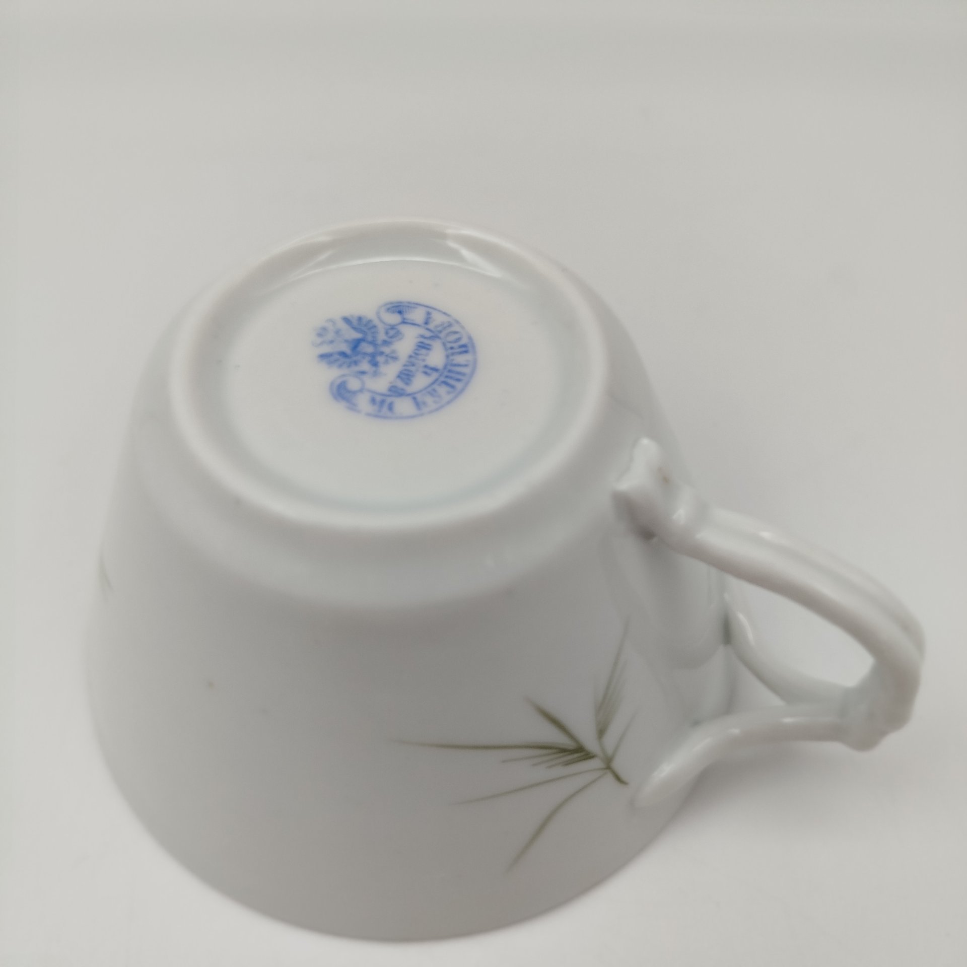 Чашка чайная с фигурной ручкой и нежным цветочным декором, фарфор, роспись, золочение, Товарищество М.С. Кузнецова в Дулёво, Российская империя, 1864-1889 гг.