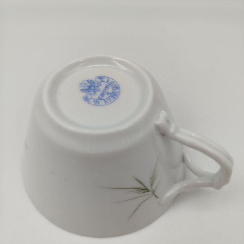 Чашка чайная с фигурной ручкой и нежным цветочным декором, фарфор, роспись, золочение, Товарищество М.С. Кузнецова в Дулёво, Российская империя, 1864-1889 гг.