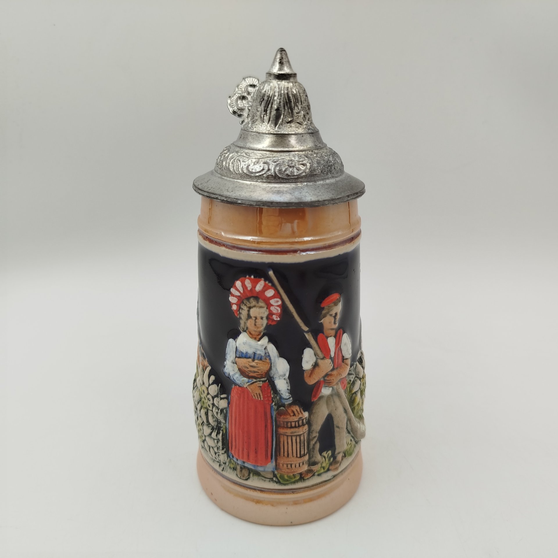 Кружка пивная с крышкой, украшенная пасторальной сценой, керамика, олово, роспись, Германия, 1970-1990 гг.