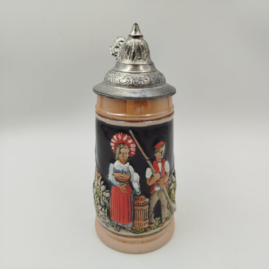 Кружка пивная с крышкой, украшенная пасторальной сценой, керамика, олово, роспись, Германия, 1970-1990 гг.