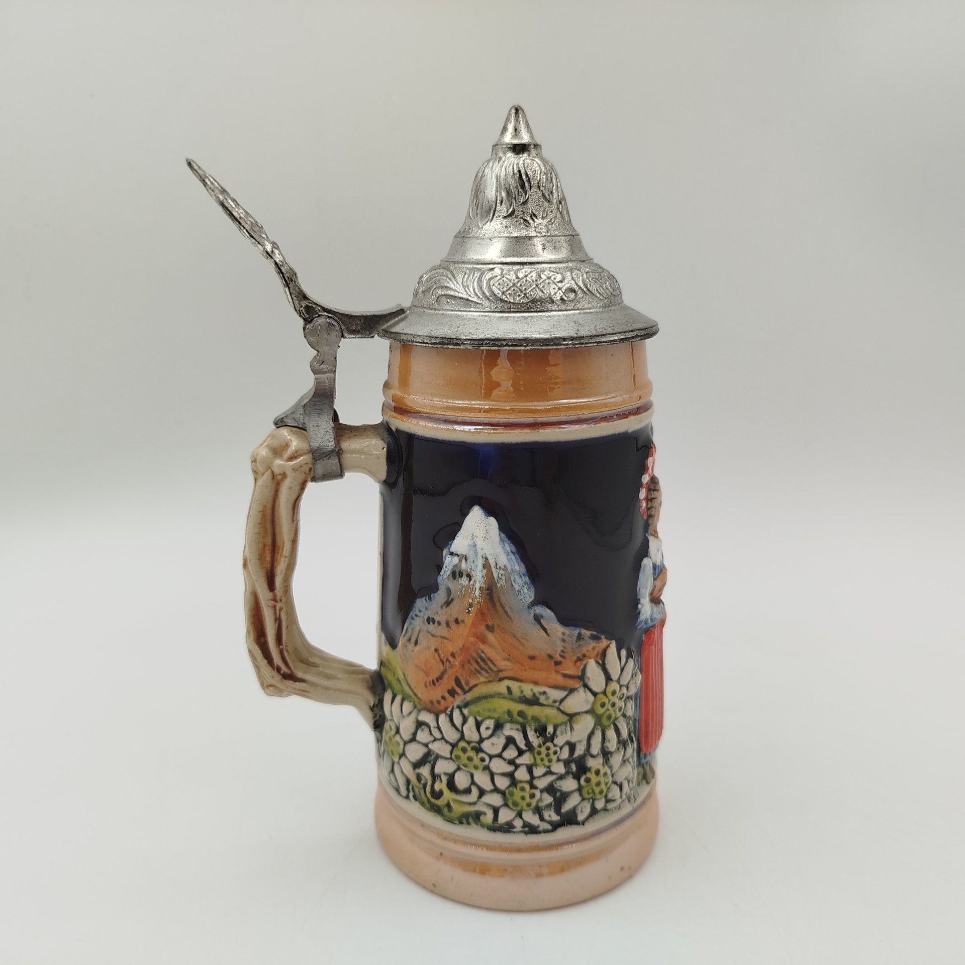 Кружка пивная с крышкой, украшенная пасторальной сценой, керамика, олово, роспись, Германия, 1970-1990 гг.