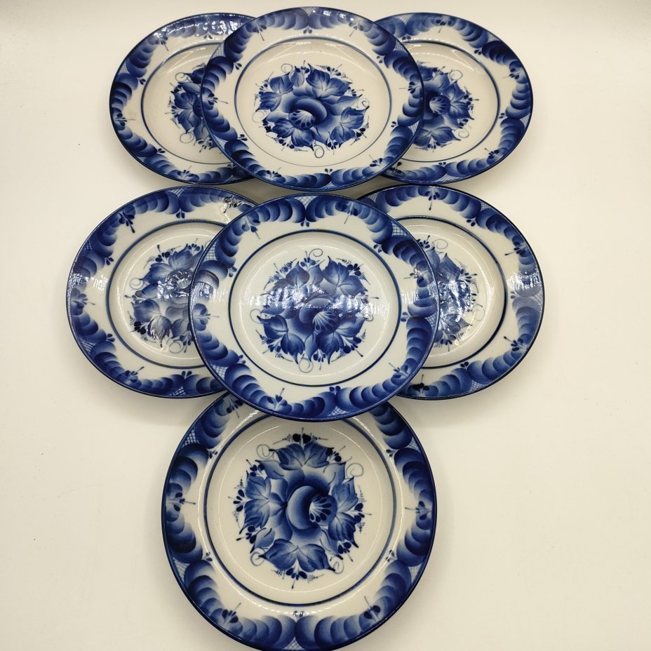 Набор из 7 десертных тарелок с цветочным декором, ав. Пятнова, фарфор, роспись, Гжельская фарфоровая мануфактура «Галактика», Российская Федерация, 1991-2015 гг.