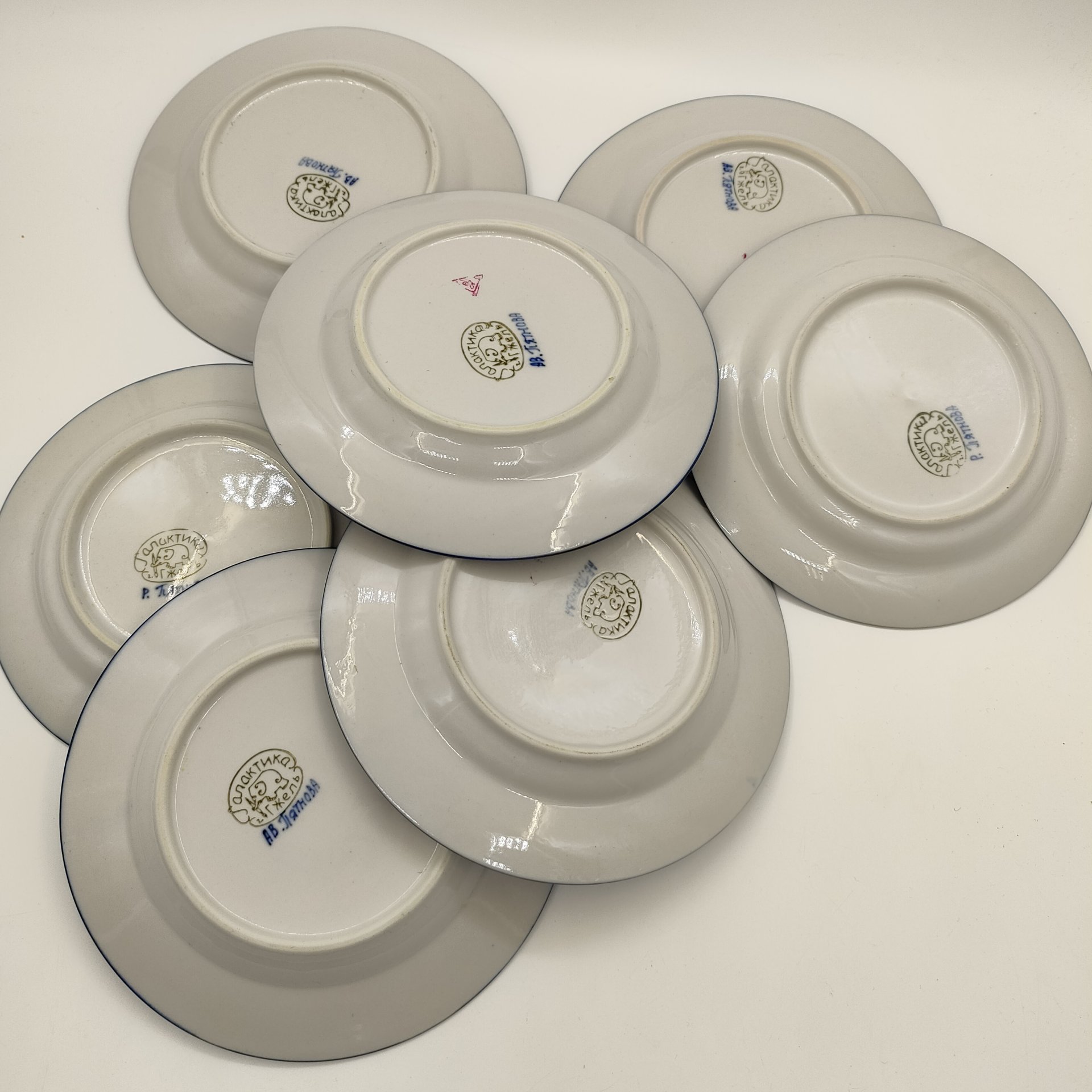 Набор из 7 десертных тарелок с цветочным декором, ав. Пятнова, фарфор, роспись, Гжельская фарфоровая мануфактура «Галактика», Российская Федерация, 1991-2015 гг.