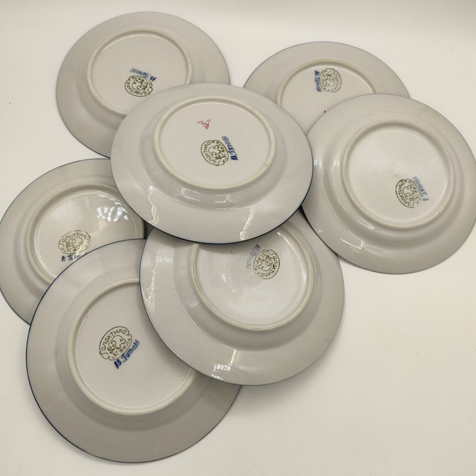 Набор из 7 десертных тарелок с цветочным декором, ав. Пятнова, фарфор, роспись, Гжельская фарфоровая мануфактура «Галактика», Российская Федерация, 1991-2015 гг.