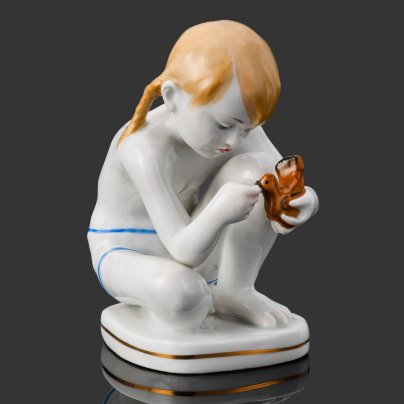 Статуэтка "Юный скульптор" ("Девочка с голубем"), скульптор Столбова Г.С., художник Лупанова Е.Н., фарфор, роспись надглазурная, золочение, Ленинградский фарфоровый завод (ЛФЗ), СССР, 1950-1960 гг.