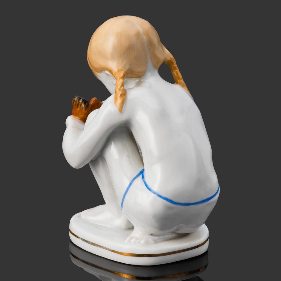 Статуэтка "Юный скульптор" ("Девочка с голубем"), скульптор Столбова Г.С., художник Лупанова Е.Н., фарфор, роспись надглазурная, золочение, Ленинградский фарфоровый завод (ЛФЗ), СССР, 1950-1960 гг.